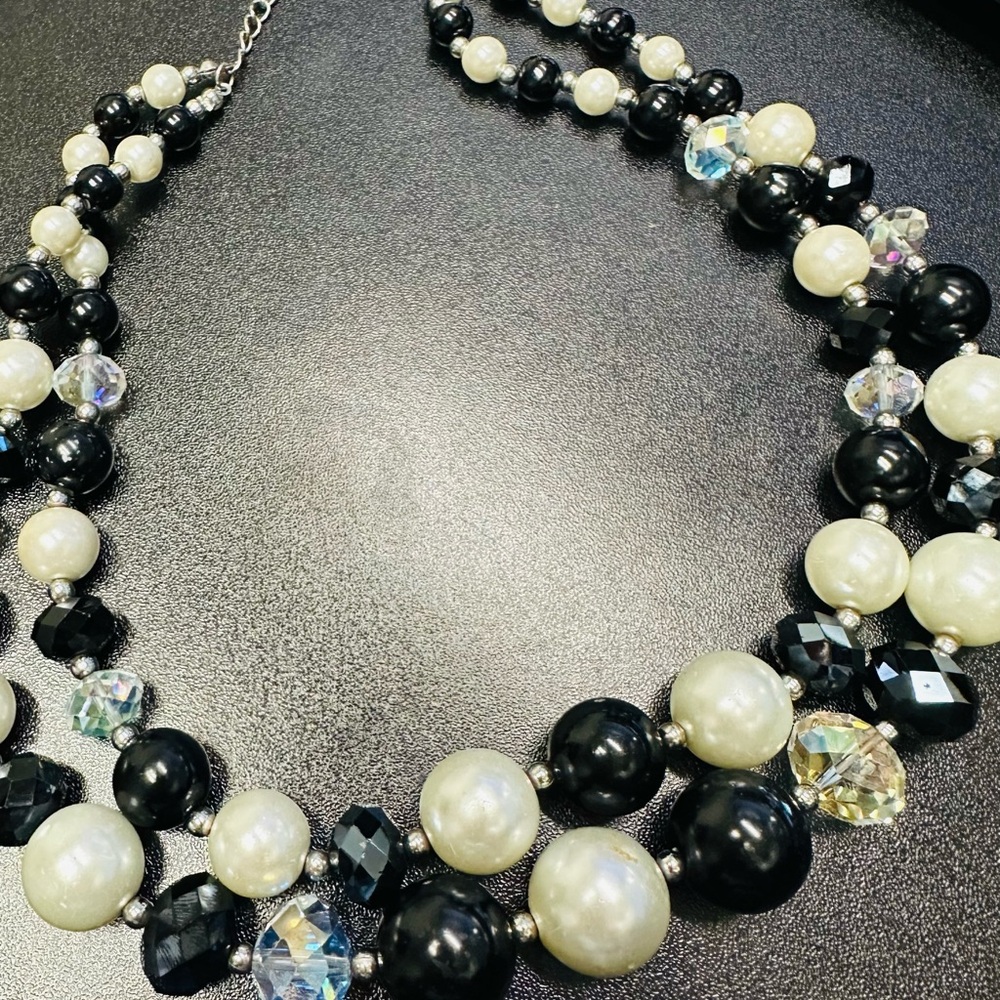 Elegant Black and White Pearl Necklace